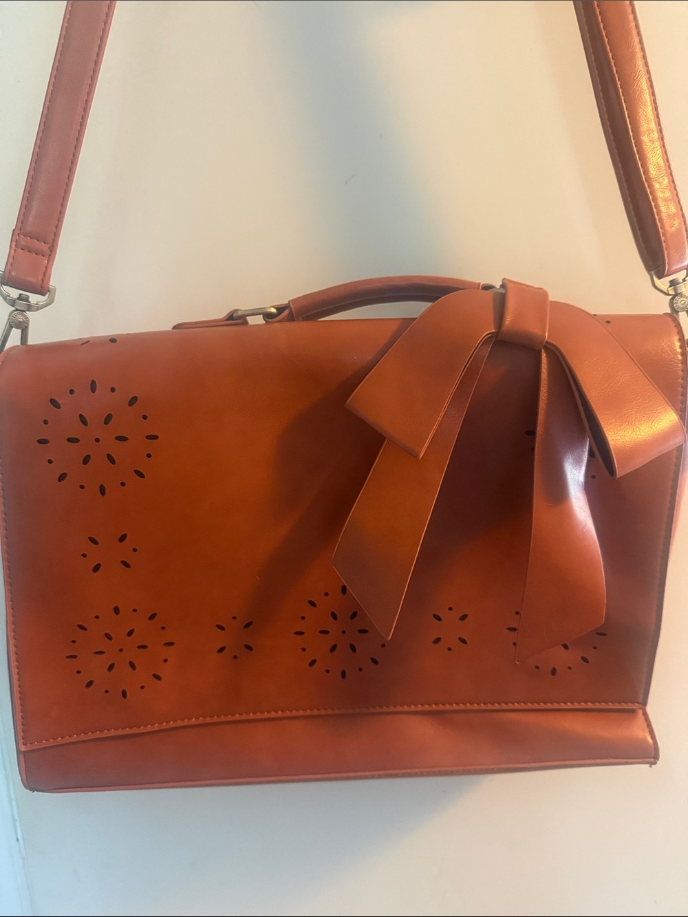Ecosusi Women's Tan Bow Accent Floral Detail Messenger Laptop Bag EUC - Picture 3 of 7